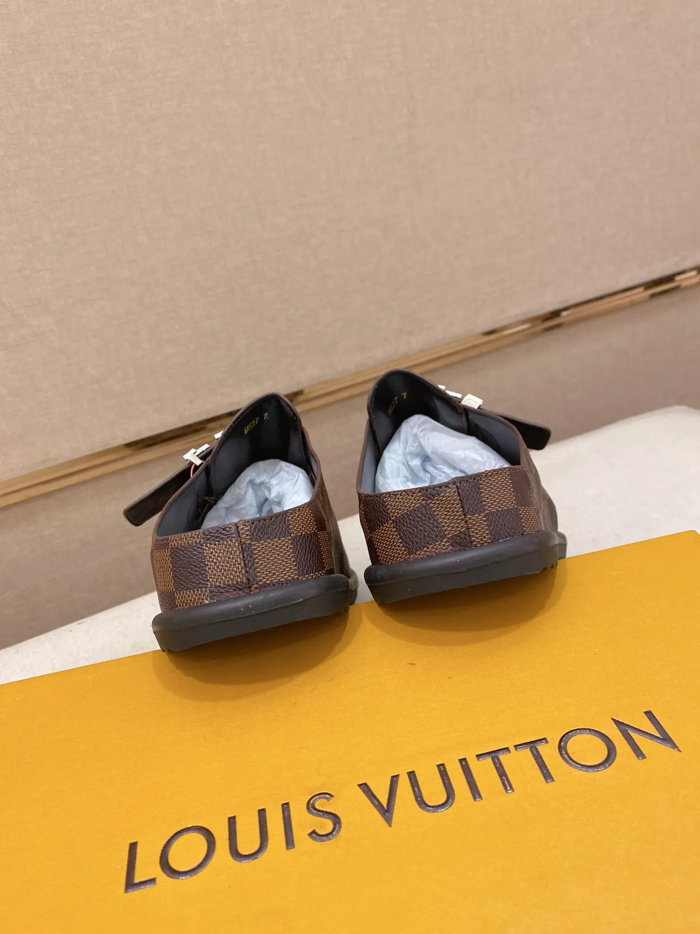 Men's shoes 💰: 360💰Made by LV🔍Top purchasing agents, men's spring and summer slippers are synchronized in the counters. The uppers are made of imported materials from Italy with logo graphics and high-quality craftsmanship. The soles: original soles specially provided by the original factory. The exclusive movable molded soles are super comfortable. Original goods follow the order, 🔍🔍high quality, you can enter and exit the counter at will. Welcome to compare, code number 38-44.